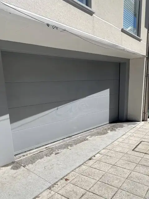 Por fora: portão com graffiti, depois