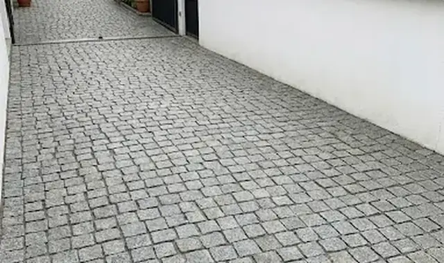Calçada de moradia depois da lavagem
